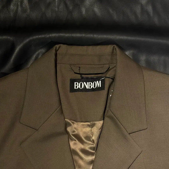 [SOLD OUT] 본봄 가터 디테일 크롭 자켓