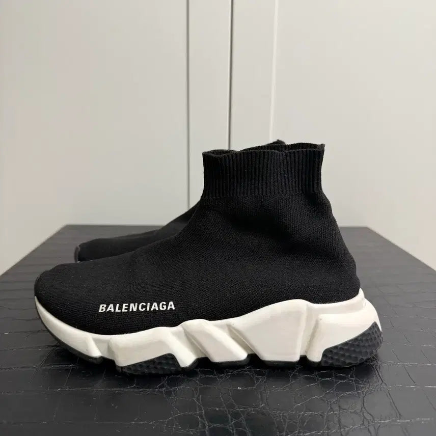 [BUNJANG] Balenciaga Speedrunner White and Black Sneakers / 발렌시아가 스피드러너 흰검 36(230)
