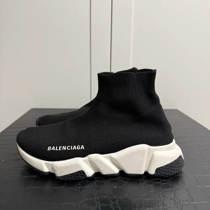 [BUNJANG] Balenciaga Speedrunner White and Black Sneakers / 발렌시아가 스피드러너 흰검 36(230)