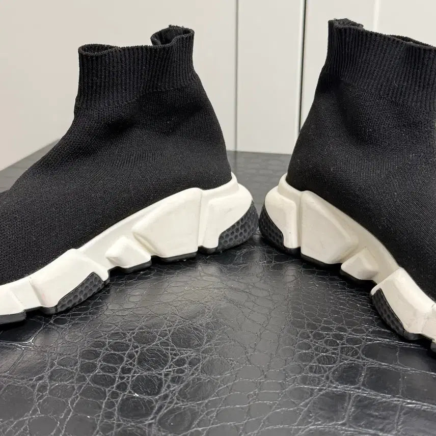 [BUNJANG] Balenciaga Speedrunner White and Black Sneakers / 발렌시아가 스피드러너 흰검 36(230)