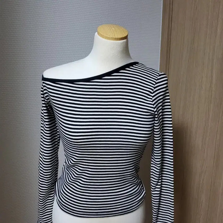 [BUNJANG] Striped Asymmetrical Neck Long Sleeve T-shirt / 스트라이프 언발란스넥 긴팔 티셔츠