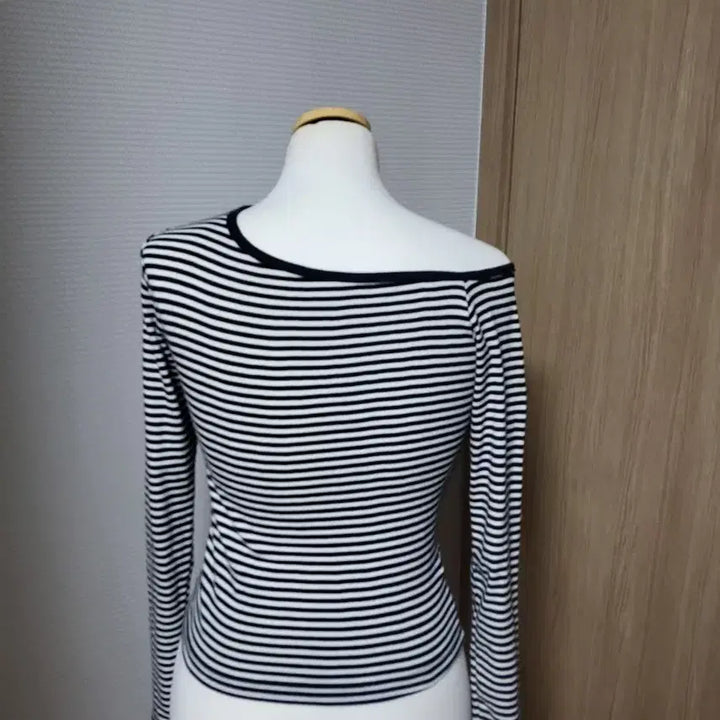[BUNJANG] Striped Asymmetrical Neck Long Sleeve T-shirt / 스트라이프 언발란스넥 긴팔 티셔츠