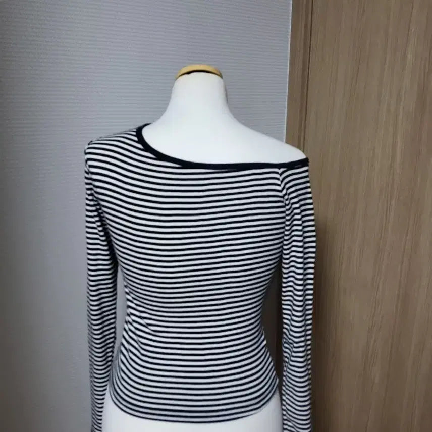 [BUNJANG] Striped Asymmetrical Neck Long Sleeve T-shirt / 스트라이프 언발란스넥 긴팔 티셔츠