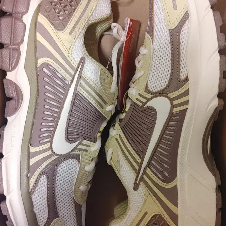 [BUNJANG] Nike Vomero 5 Pale Ivory Running Shoes / 새상품)나이키 러닝화 보메로5 페일 아이보리 HV6009 111