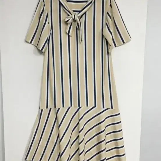 [BUNJANG] Benetton Beige Navy Striped Dress / 상태최상)베네통 원피스 헤지스미샤시슬리지컷오즈세컨듀엘온앤온시스템sjsj