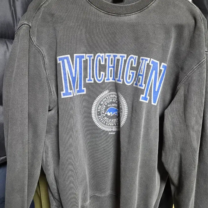 [BUNJANG] Travel Michigan Pigment Sweatshirt / 트래블 미시간 맨투맨 블랙 차콜 S