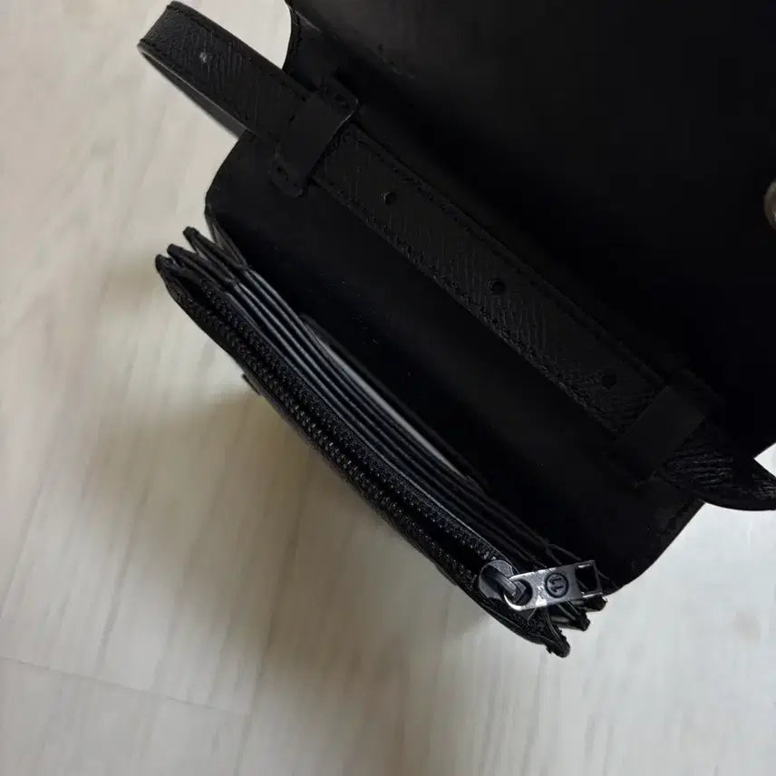 [BUNJANG] Maison Margiela Accordion Black Leather Crossbody Bag / 메종 마르지엘라 아코디언 블랙 가죽 크로스백, 보증서