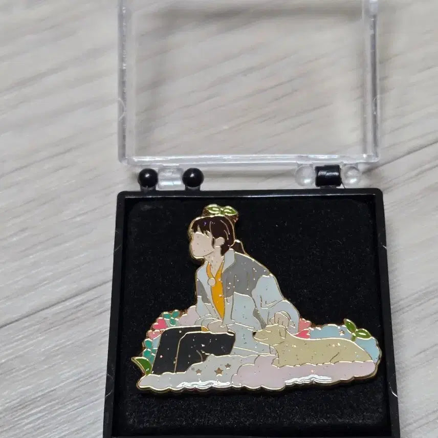 [SOLD OUT] (새상품)아이유 효리네 민박 알바 일러스트 금속 핀뱃지