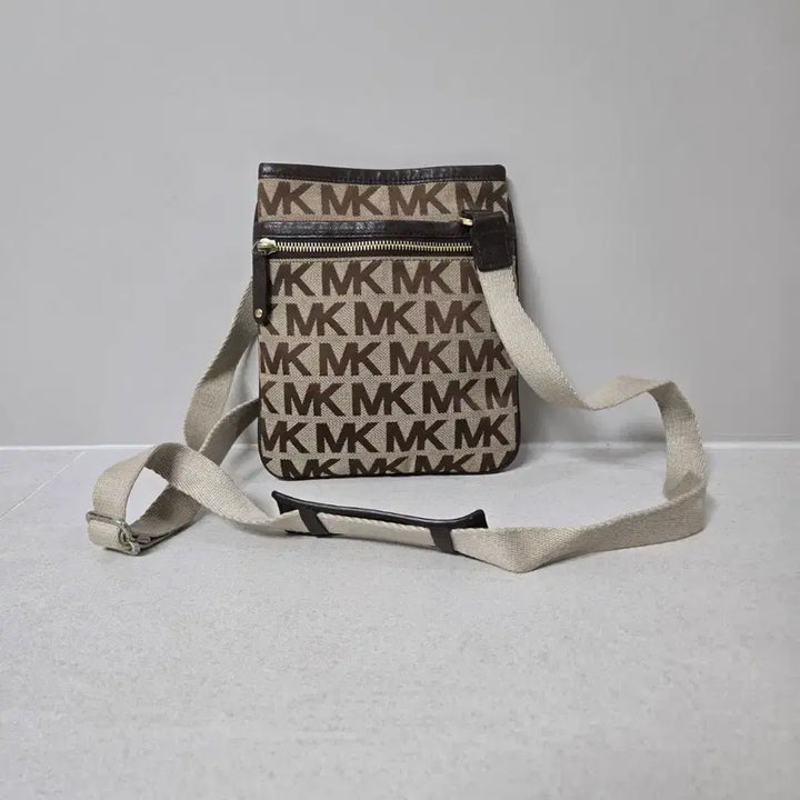 [BUNJANG] Michael Kors MK Logo Crossbody Bag / 마이클코어스 MK 로고 아담한 크로스백  남녀공용