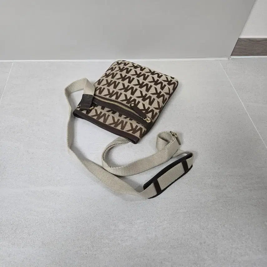 [BUNJANG] Michael Kors MK Logo Crossbody Bag / 마이클코어스 MK 로고 아담한 크로스백  남녀공용