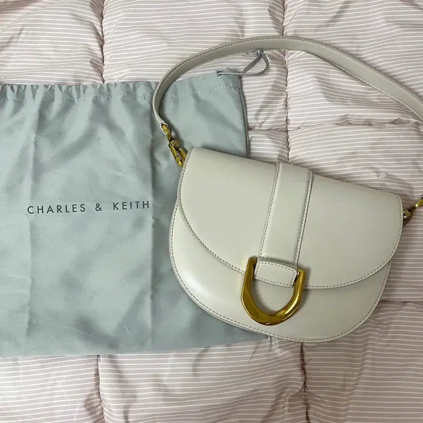 [BUNJANG] Charles &amp; Keith Gavin Saddle Bag / 찰스앤키스 크림 개빈 새들백