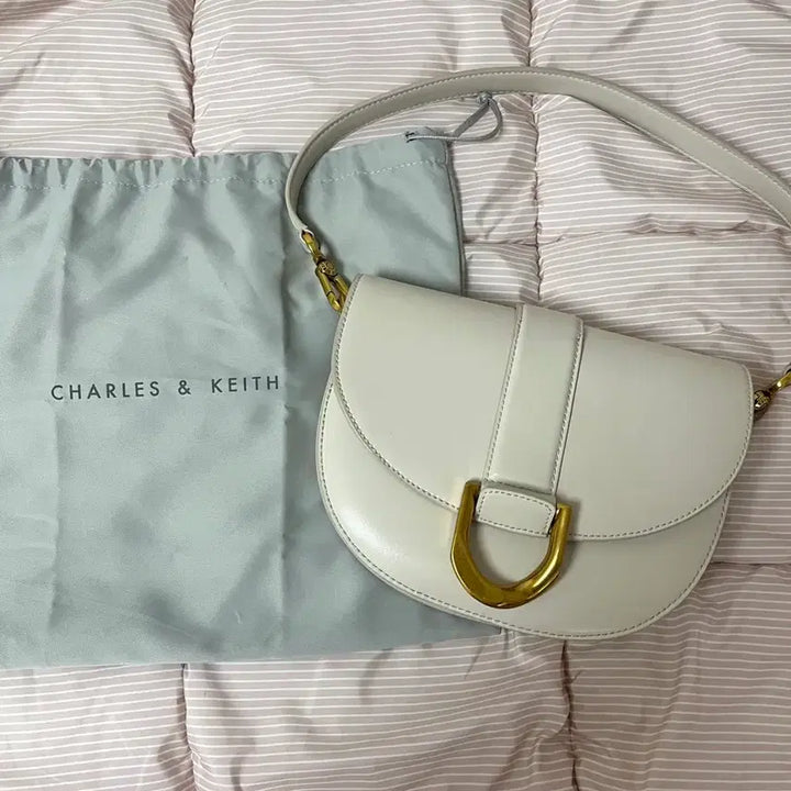 [BUNJANG] Charles &amp; Keith Gavin Saddle Bag / 찰스앤키스 크림 개빈 새들백