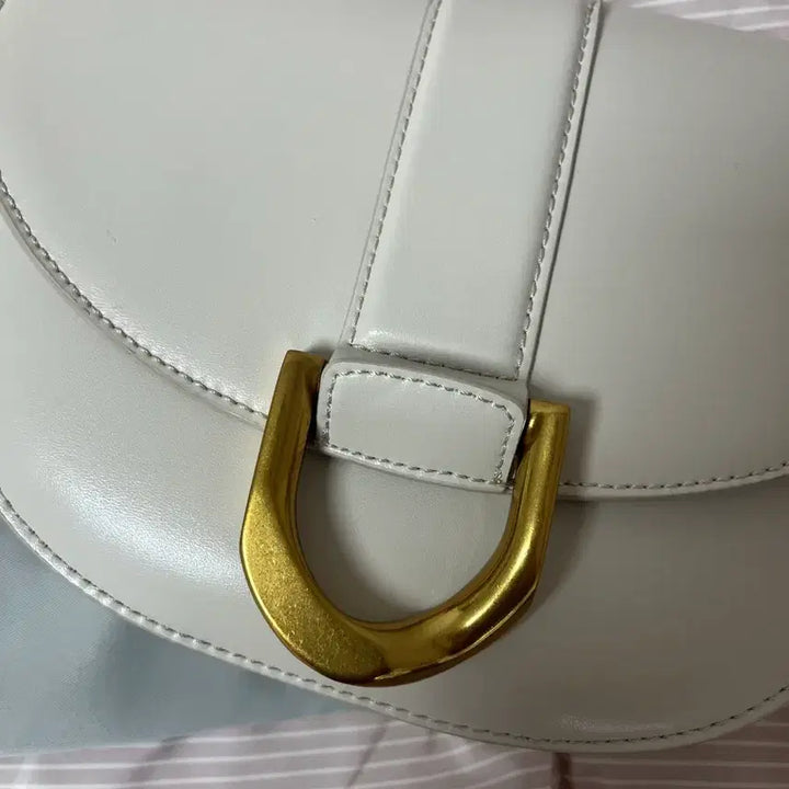 [BUNJANG] Charles &amp; Keith Gavin Saddle Bag / 찰스앤키스 크림 개빈 새들백