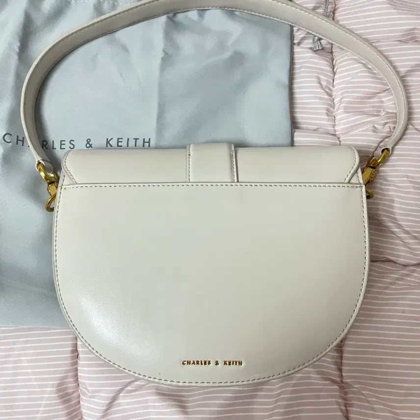 [BUNJANG] Charles &amp; Keith Gavin Saddle Bag / 찰스앤키스 크림 개빈 새들백