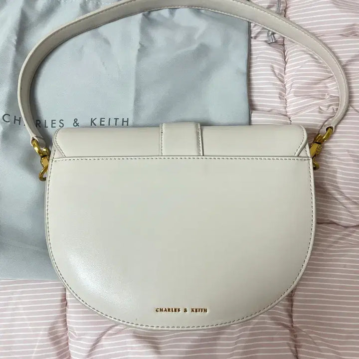 [BUNJANG] Charles &amp; Keith Gavin Saddle Bag / 찰스앤키스 크림 개빈 새들백