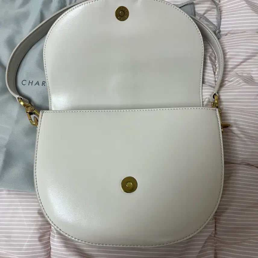 [BUNJANG] Charles &amp; Keith Gavin Saddle Bag / 찰스앤키스 크림 개빈 새들백