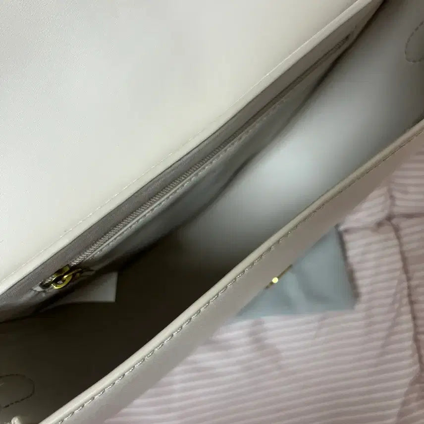 [BUNJANG] Charles &amp; Keith Gavin Saddle Bag / 찰스앤키스 크림 개빈 새들백