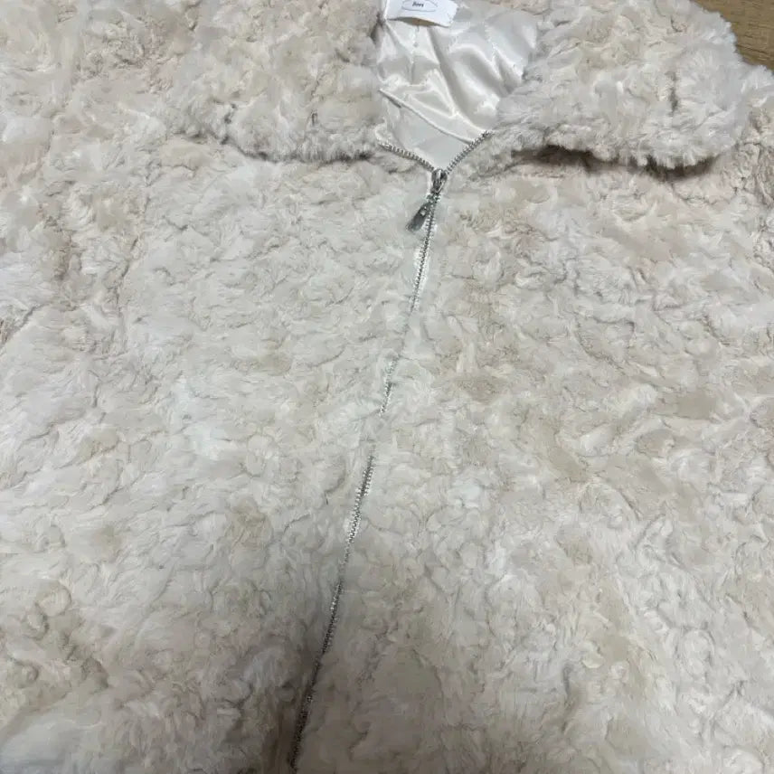 [BUNJANG] Youngpen Cake Ivory Faux Fur Jacket / 영펜케이크 카라 퍼자켓