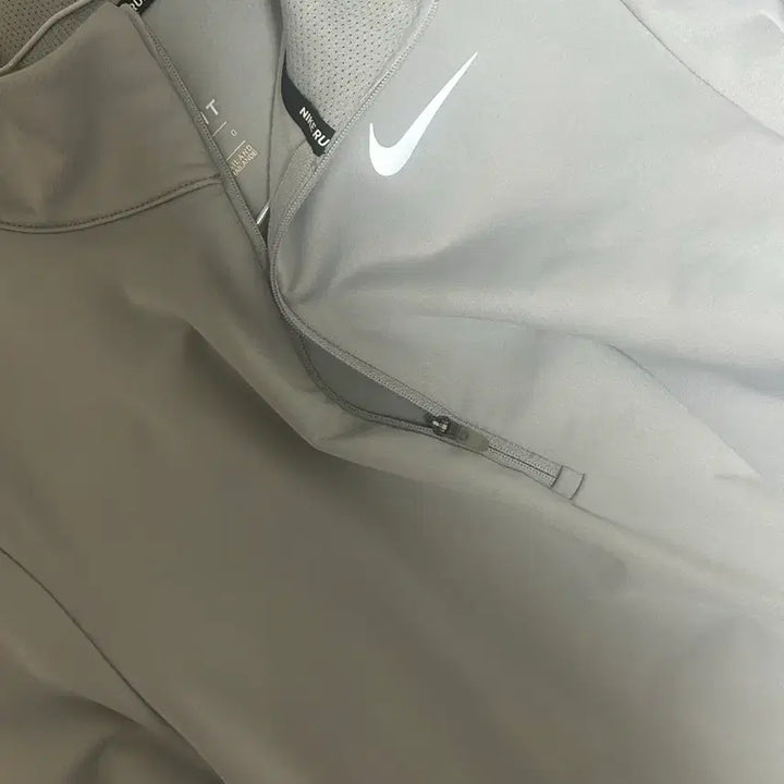 [SOLD OUT] 나이키 드라이핏 러닝 반집업 그레이 L
