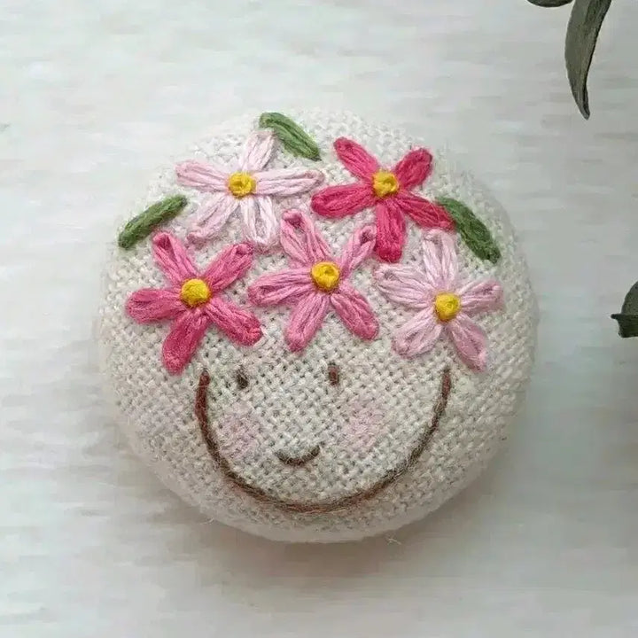 [BUNJANG] Embroidered Brooch (Child and Flower) / 프랑스자수 미니  브로치(아이와 꽃)_개당
