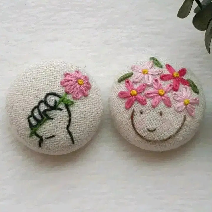 [BUNJANG] Embroidered Brooch (Child and Flower) / 프랑스자수 미니  브로치(아이와 꽃)_개당