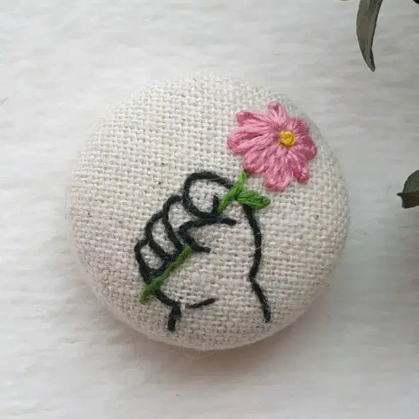 [BUNJANG] Embroidered Brooch (Child and Flower) / 프랑스자수 미니  브로치(아이와 꽃)_개당