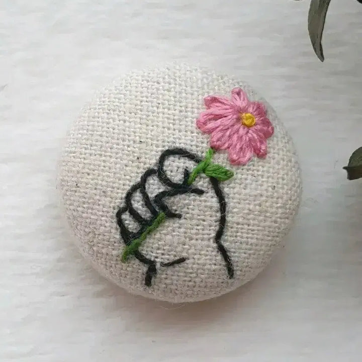 [BUNJANG] Embroidered Brooch (Child and Flower) / 프랑스자수 미니  브로치(아이와 꽃)_개당