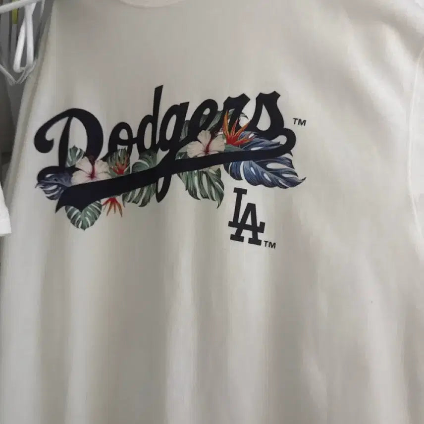 [BUNJANG] New Era LA Dodgers Flower Printed T-shirt / 뉴에라LA 다저스 플라워 프린팅 반팔티셔츠
