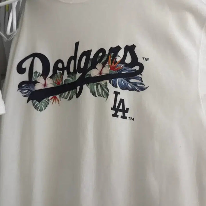 [BUNJANG] New Era LA Dodgers Flower Printed T-shirt / 뉴에라LA 다저스 플라워 프린팅 반팔티셔츠