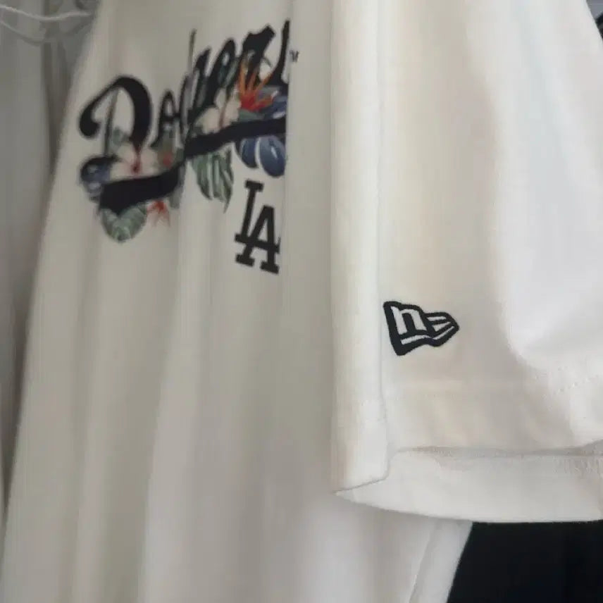 [BUNJANG] New Era LA Dodgers Flower Printed T-shirt / 뉴에라LA 다저스 플라워 프린팅 반팔티셔츠