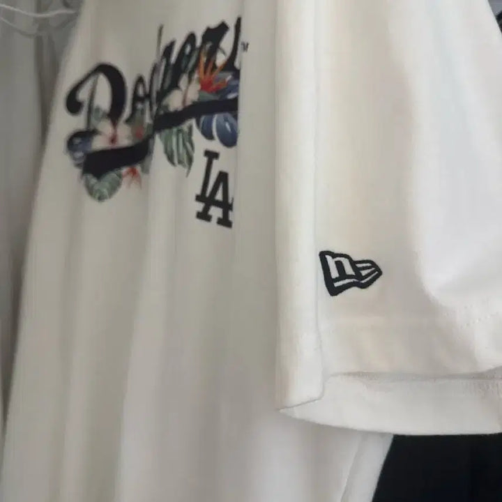 [BUNJANG] New Era LA Dodgers Flower Printed T-shirt / 뉴에라LA 다저스 플라워 프린팅 반팔티셔츠