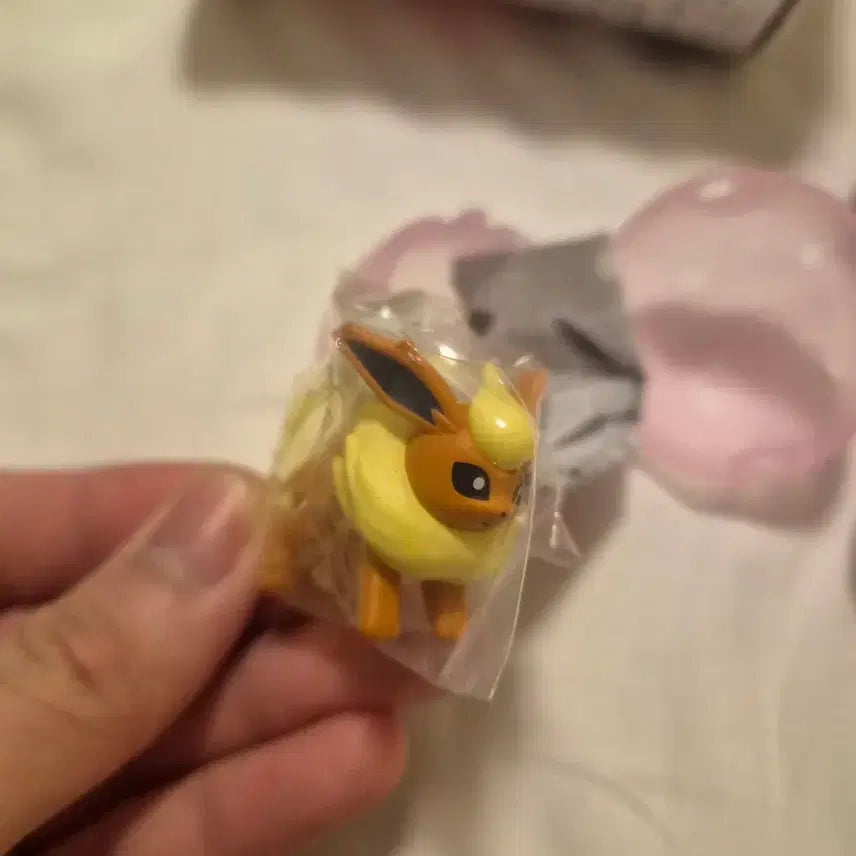 [BUNJANG] Pokemon Eeveelutions Dangling Series Gacha Figure (Vaporeon) / 포켓몬 이브이즈 대롱대롱 시리즈 가챠 (부스터)
