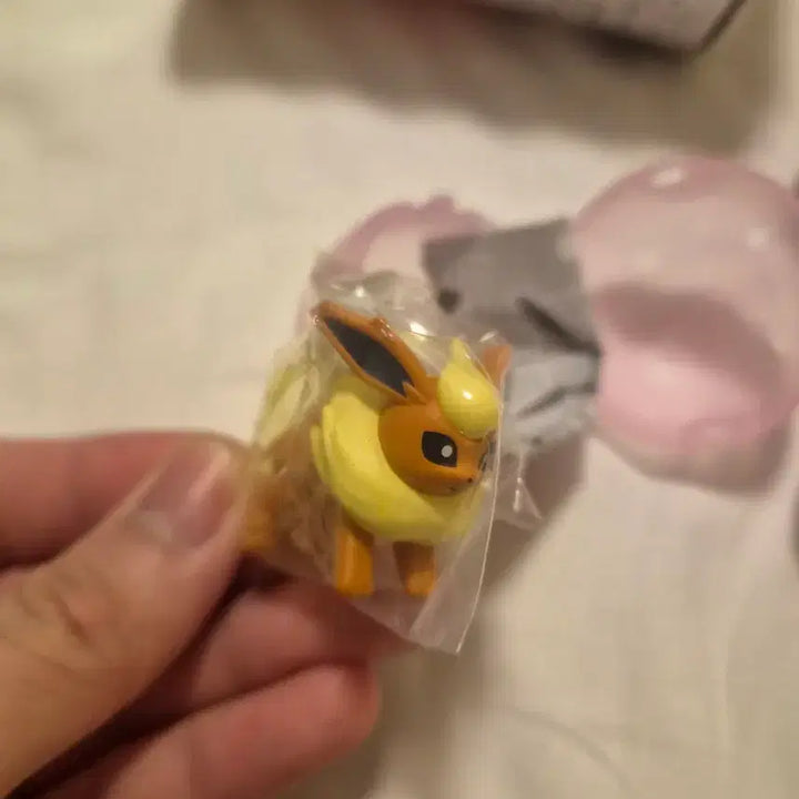 [BUNJANG] Pokemon Eeveelutions Dangling Series Gacha Figure (Vaporeon) / 포켓몬 이브이즈 대롱대롱 시리즈 가챠 (부스터)