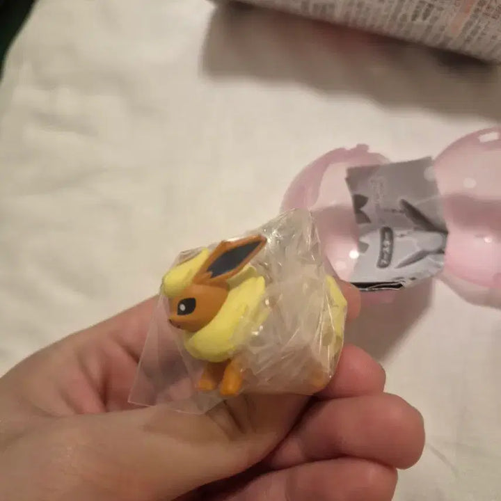 [BUNJANG] Pokemon Eeveelutions Dangling Series Gacha Figure (Vaporeon) / 포켓몬 이브이즈 대롱대롱 시리즈 가챠 (부스터)