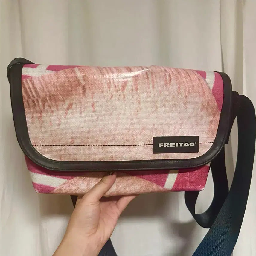 [BUNJANG] Freitag Hawaii Five-O Pink Messenger Bag / 프라이탁 핑크 전사 하와이파이브오