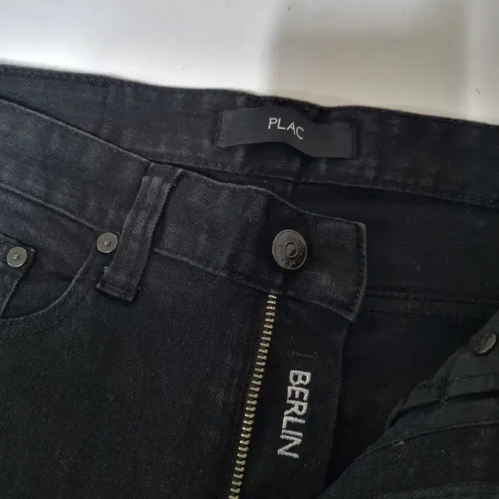 [BUNJANG] Plac Jeans Slim Straight Black Jeans / 32)플랙진 가죽패치 재팬 슬림 스트레이트 스판 블랙 일자청바지