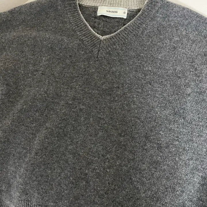 [BUNJANG] Waveyness Layered V-neck Knit Sweater / 웨이비니스 레이어드 브이넥 니트 1사이즈