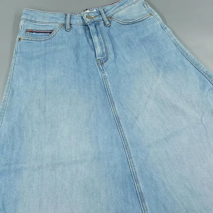 [BUNJANG] Tommy Hilfiger A-Line Denim Skirt / 타미힐피거 연청워싱 레더탭 A라인 플레어 청 데님 스커트 치마 24