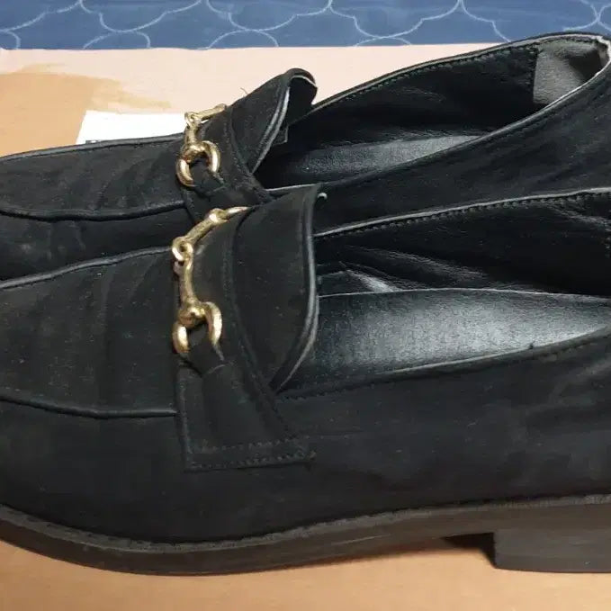 [BUNJANG] Public Garden Gold Trim Suede Penny Loafers / 퍼블릭가든 금장 스웨이드 페니로퍼 블랙 (260)