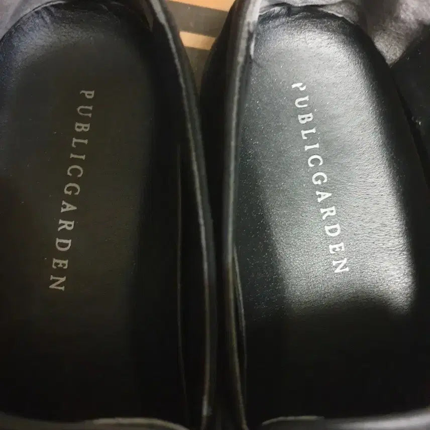 [BUNJANG] Public Garden Gold Trim Suede Penny Loafers / 퍼블릭가든 금장 스웨이드 페니로퍼 블랙 (260)