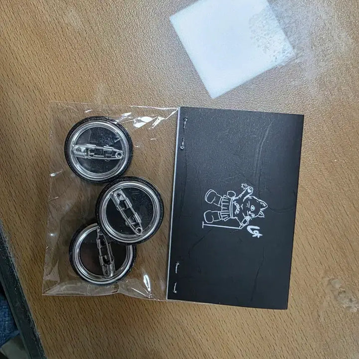 [SOLD OUT] 니티드 시연 팝업 핀뱃지 팝니다