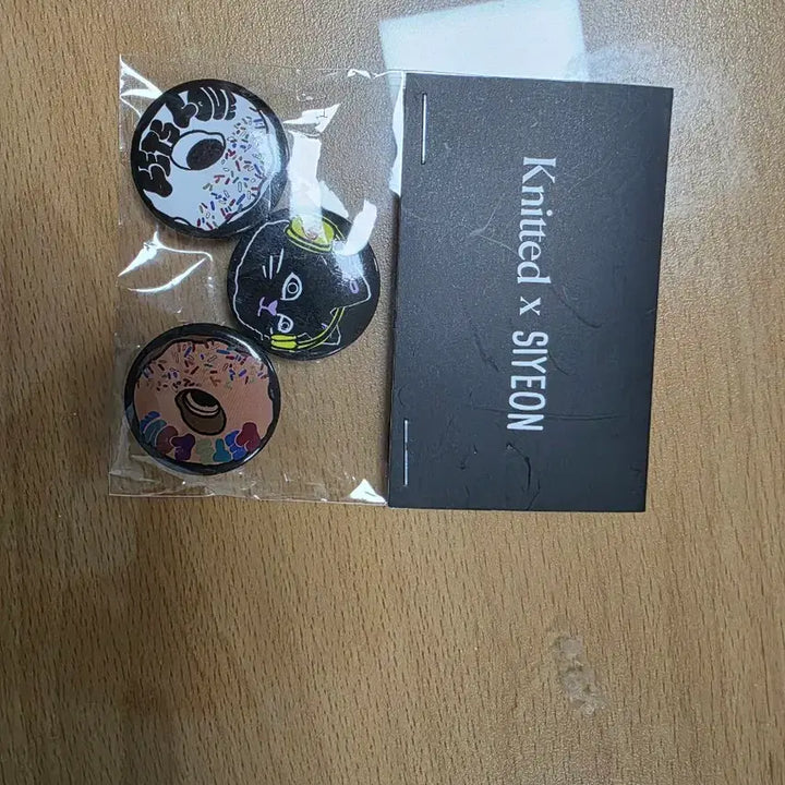 [SOLD OUT] 니티드 시연 팝업 핀뱃지 팝니다