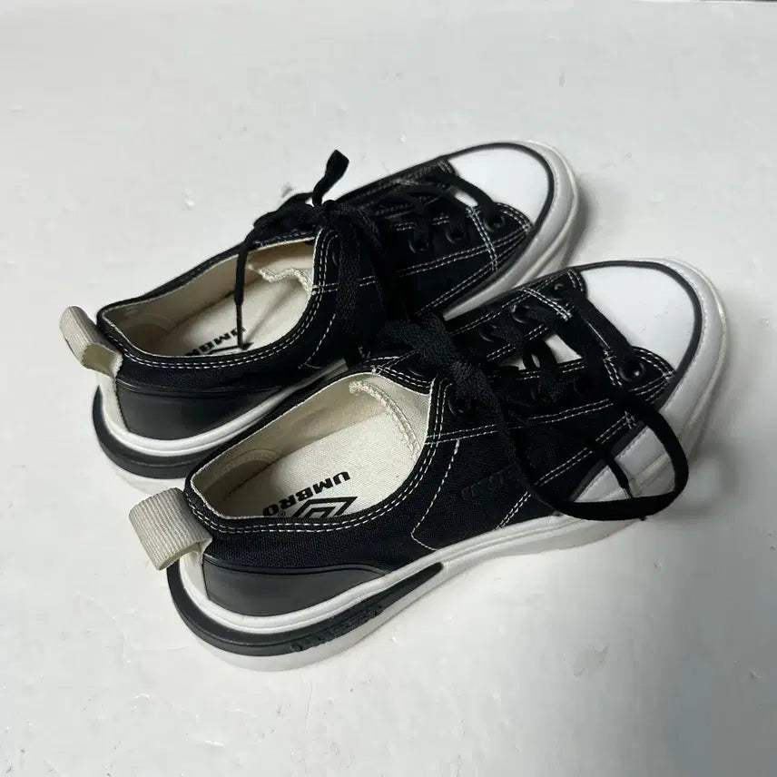 [BUNJANG] Umbro Tobi Black Canvas Sneakers / 225 엄브로 토비 블랙 캔버스 스니커즈