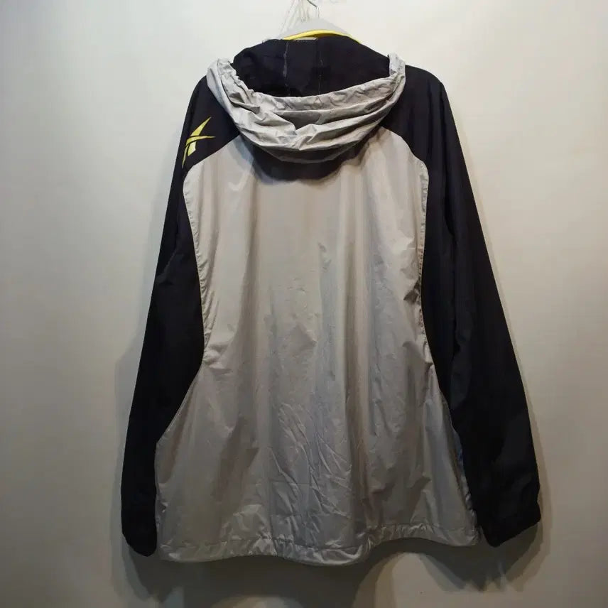 [BUNJANG] Reebok Windbreaker Jacket Black/Gray Size 110 / 리복 바람막이 자켓 블랙/그레이110사이즈봄가을  63251