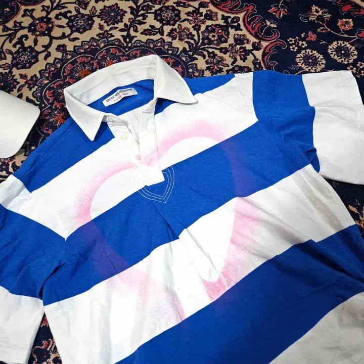 [BUNJANG] The Museum Visitor Heart Stripe Boxy Collar T-Shirt / 더뮤지엄비지터 하트 스트라이프 박시 카라티셔츠 Free
