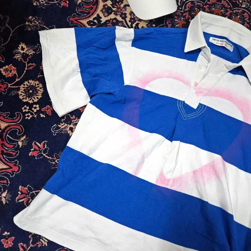 [BUNJANG] The Museum Visitor Heart Stripe Boxy Collar T-Shirt / 더뮤지엄비지터 하트 스트라이프 박시 카라티셔츠 Free