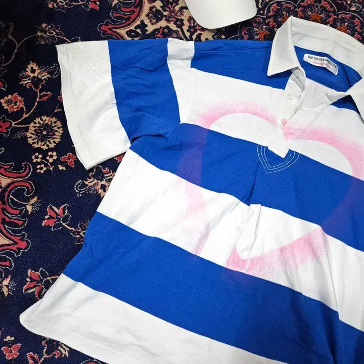 [BUNJANG] The Museum Visitor Heart Stripe Boxy Collar T-Shirt / 더뮤지엄비지터 하트 스트라이프 박시 카라티셔츠 Free