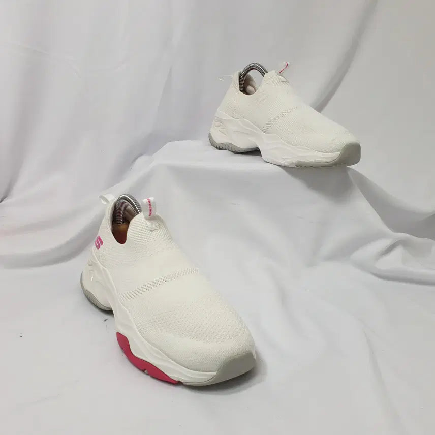 [BUNJANG] Skechers Arch Fit Delight 4.0 Sneakers / 빈티지하서 220 스케쳐스 딜라이트 4.0 아치핏 스니커즈