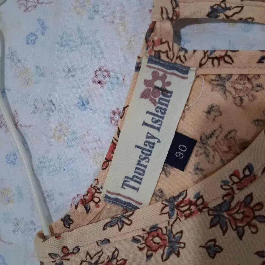 [SOLD OUT] Thursday Island 플라워 패턴 블라우스