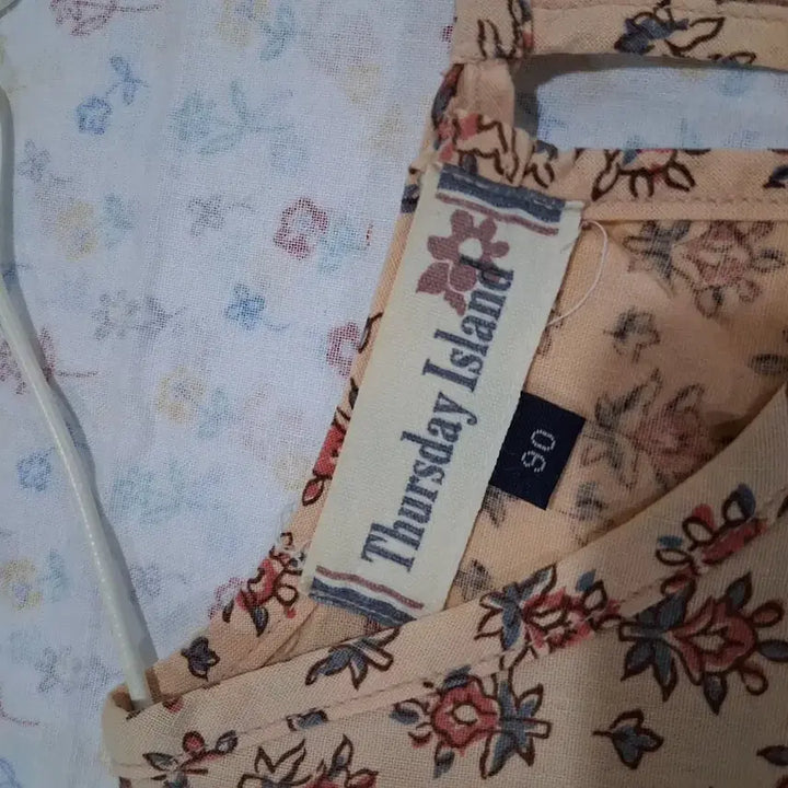 [SOLD OUT] Thursday Island 플라워 패턴 블라우스